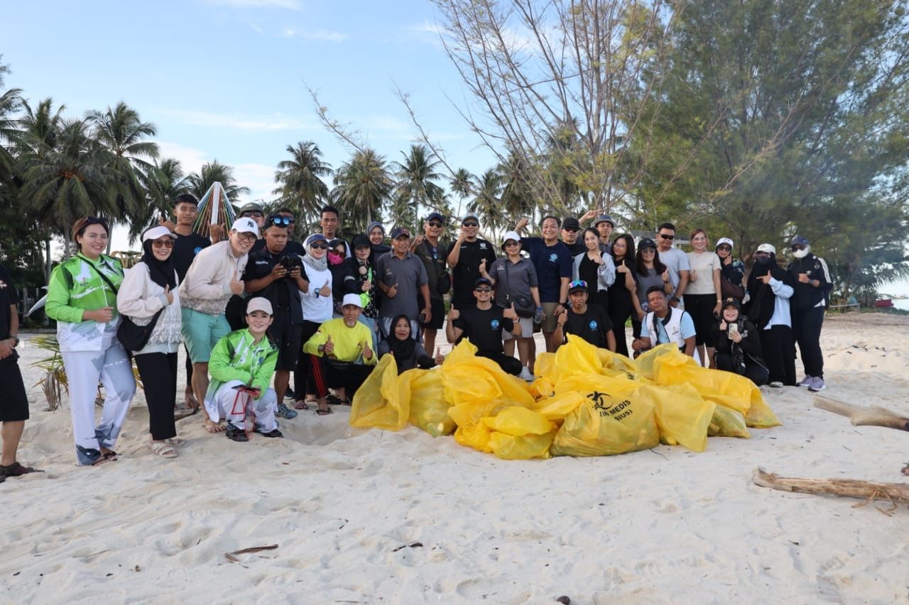 KORMI Kaltim Gelar Aksi Bersih Pantai Derawan Sambut Fordeswita 2025